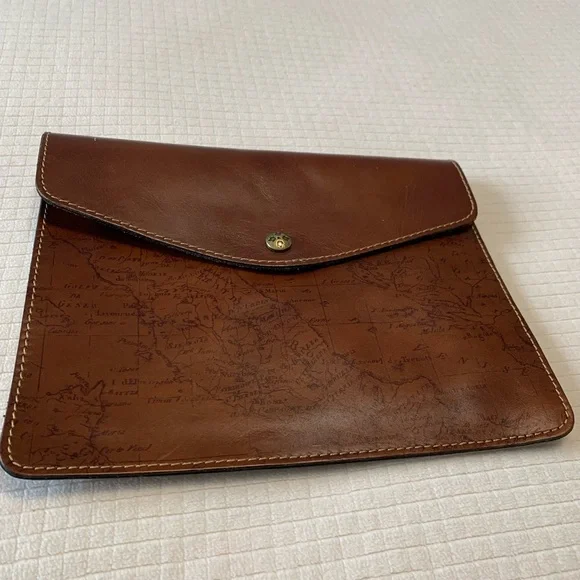 NWT Patricia Nash ‘Venezia Signature World Map’ leather clutch - Picture 16 of 16